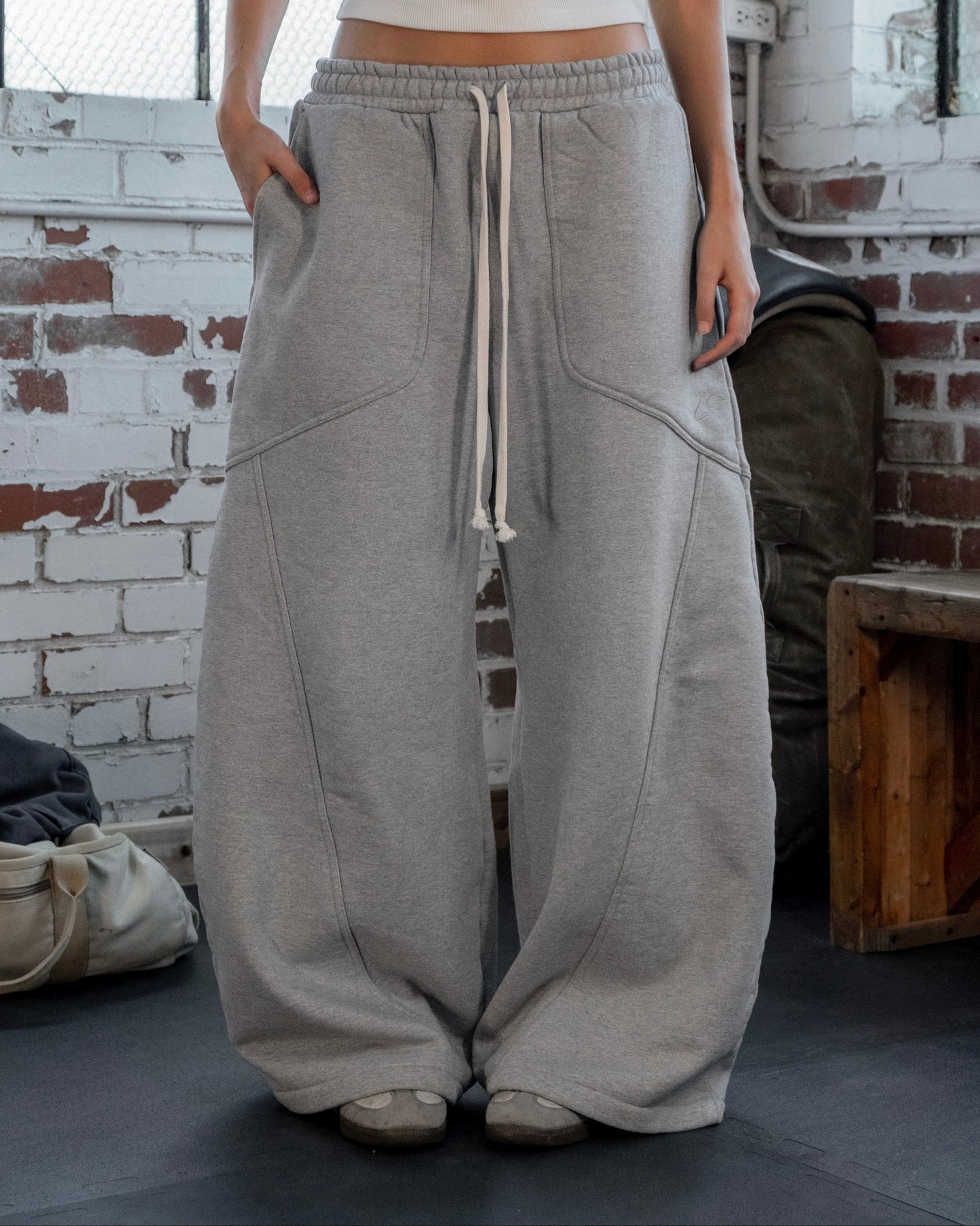 WIDE-LEG SWEATPANTS